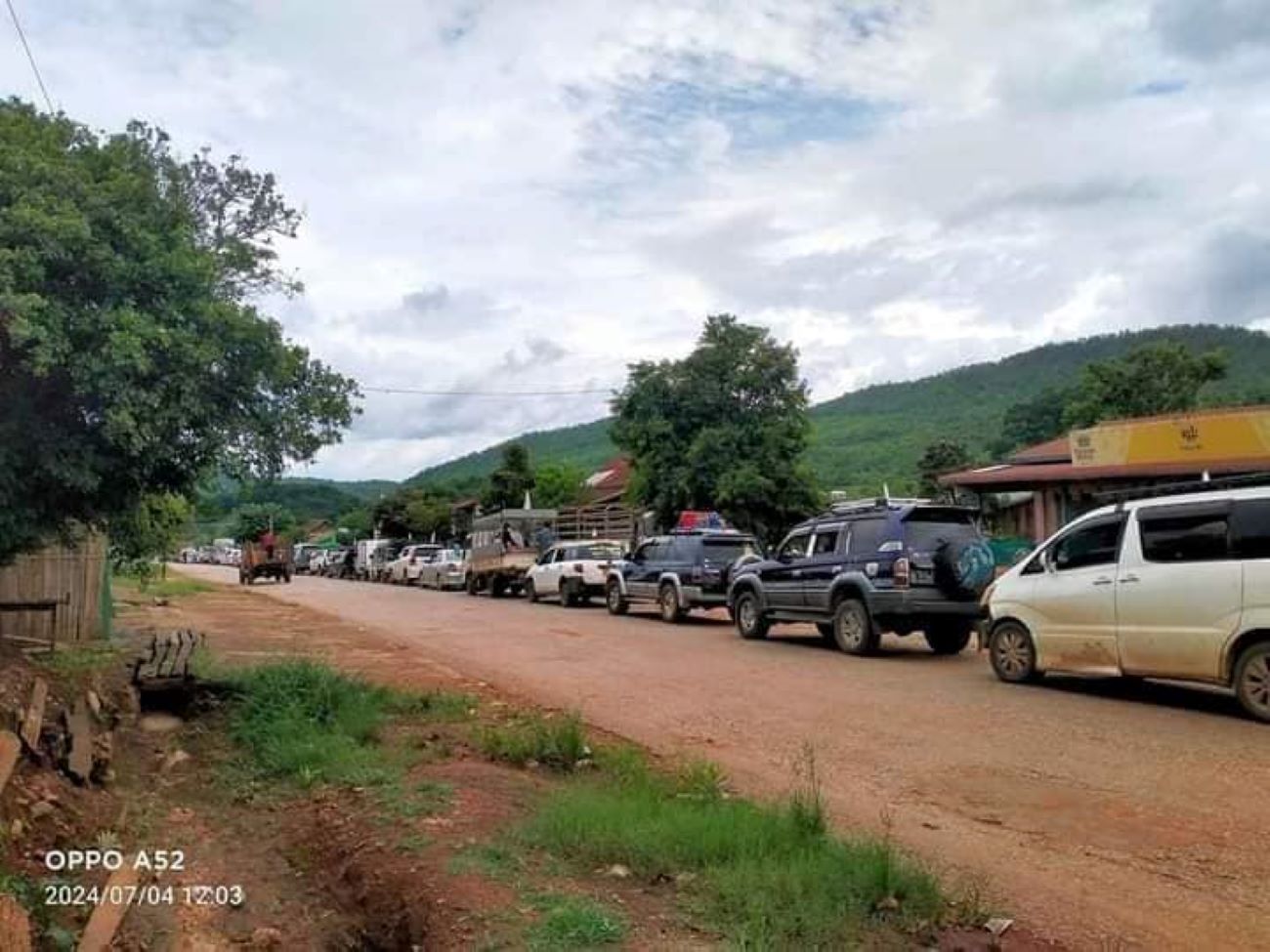 Lashio IDP cars wait in line in order to cross river